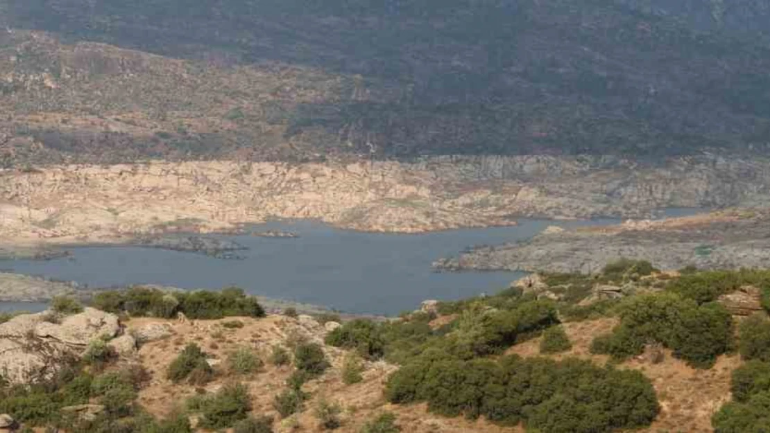 350 milyon metreküp depolama hacmine sahip Adnan Menderes Barajı'nda doluluk seviyesi yüzde 12'ye düştü