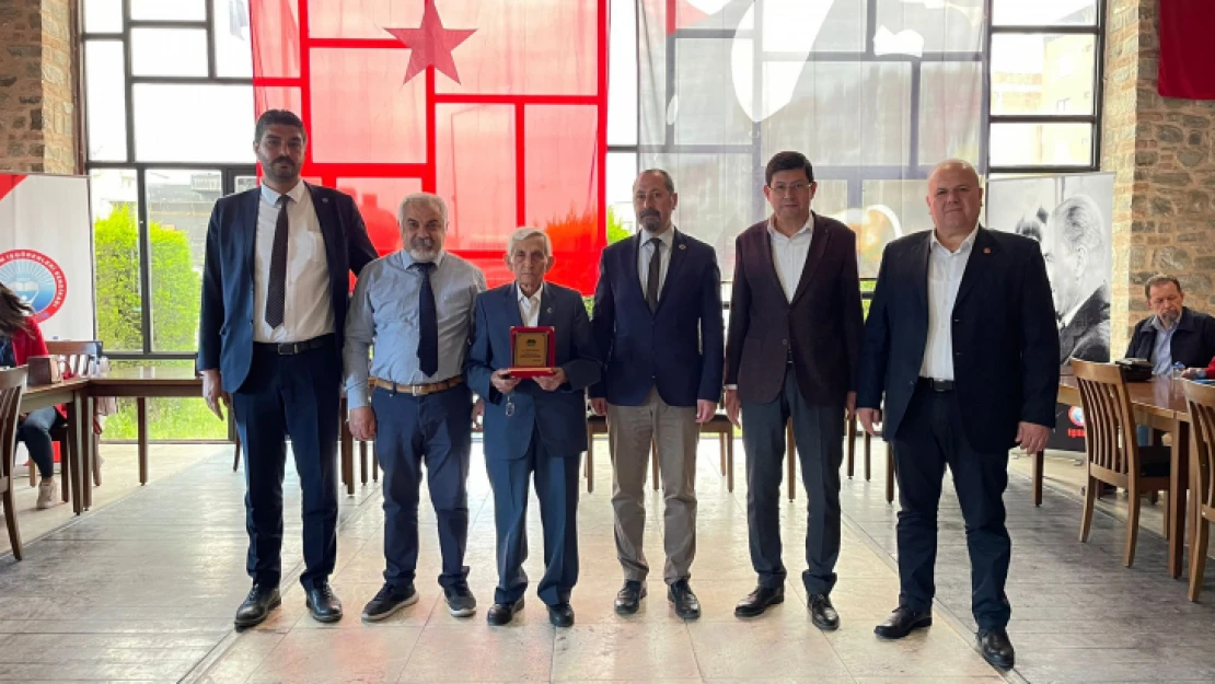 88 yaşındaki Ahmet Güneş onurlandırıldı