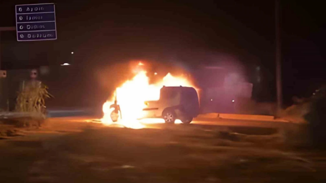 Ağaçlı Kavşağı'nda araç yangını, otombil dakikalar içinde küle döndü