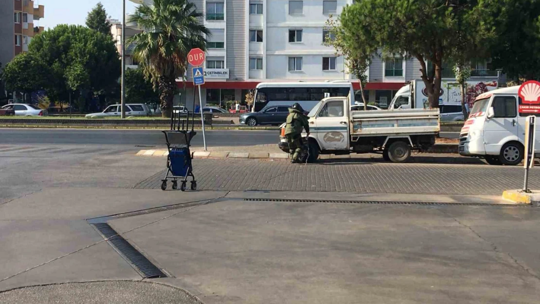 Akaryakıt istasyonu önündeki şüpheli çanta polis ekiplerini alarma geçirdi