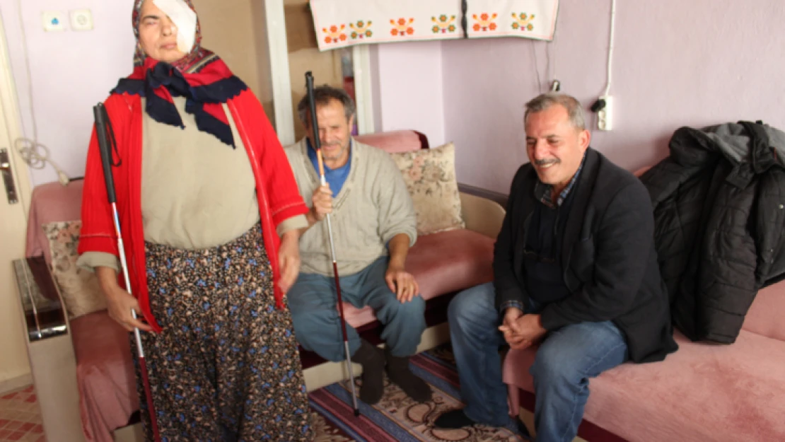 Akdağ çifti bastonlarına kavuştu