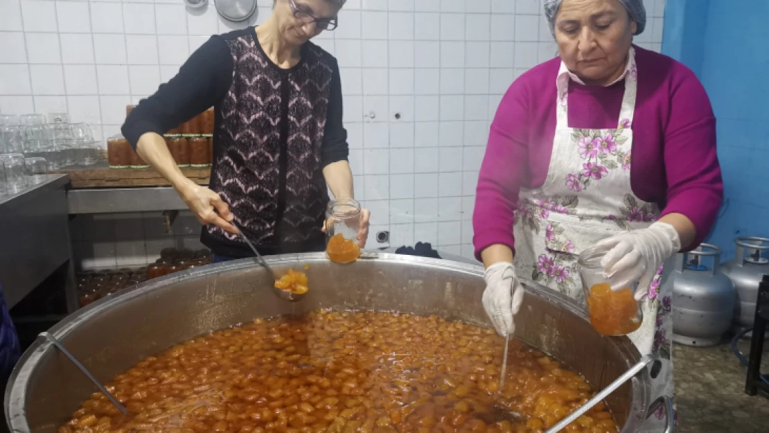 Anne yüreğiyle öğrenciler için reçel yapıyorlar