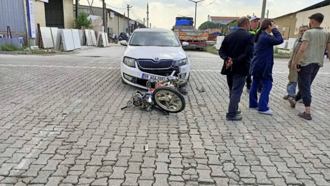 Arabaya çarpan motosiklet sürücüsü takla attı