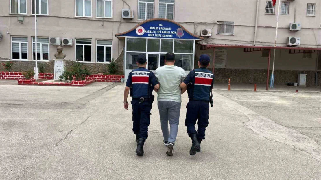 Aranan şahıslar jandarmadan kaçamadı