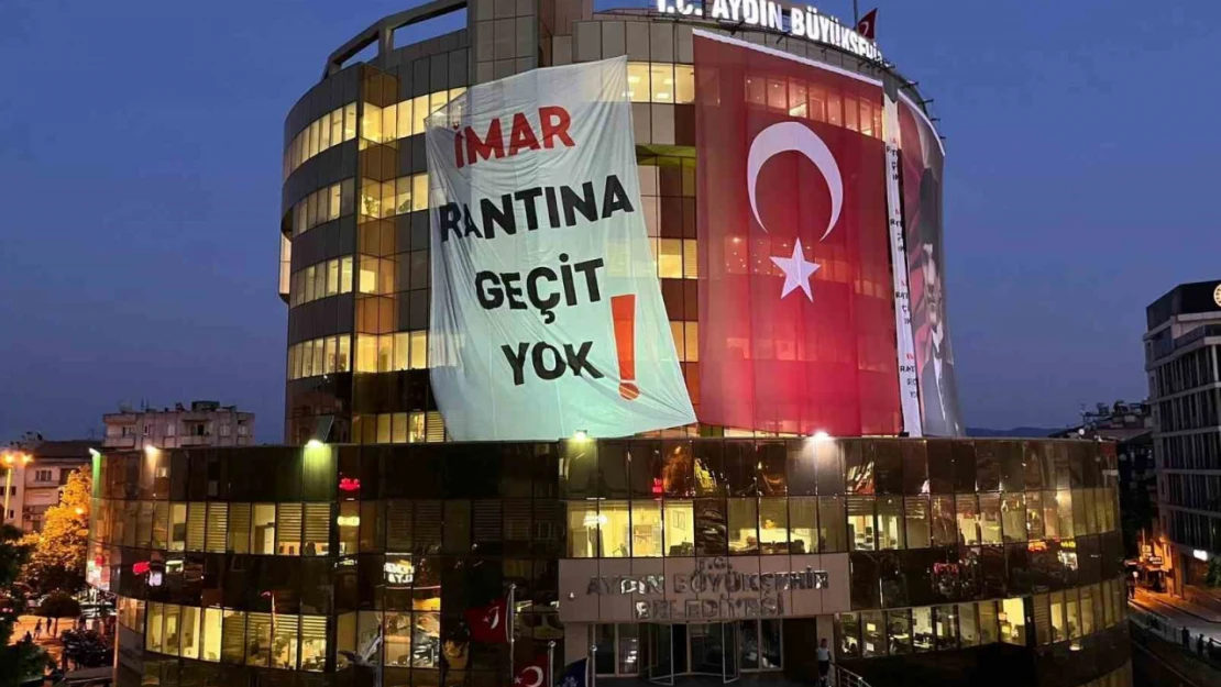 Aydın Büyükşehir Belediyesi binasına dev pankart: 'İmar rantına geçit yok'