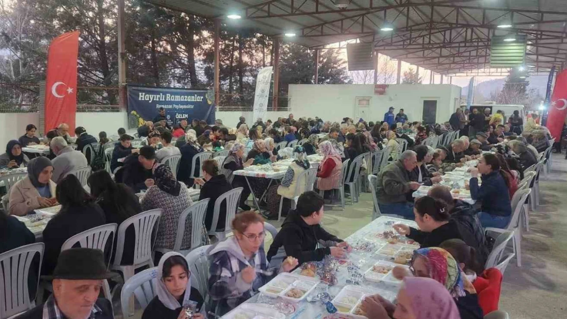 Aydın Büyükşehir Belediyesi Bozdoğan'da iftar sofrası kurmaya devam ediyor