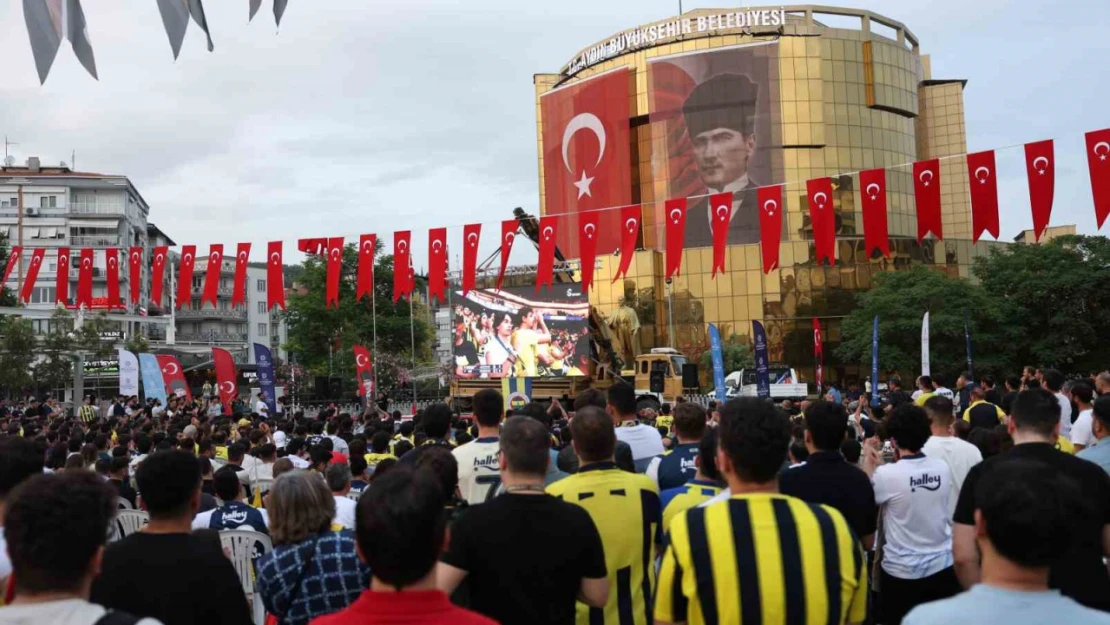 Aydın Büyükşehir'in kurduğu dev ekranda izlediler, şampiyonluğu kutladılar