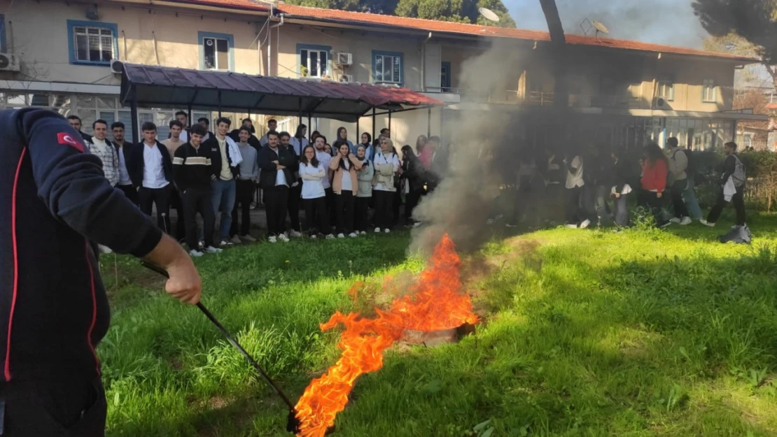 Aydın'da itfaiye ekipleri üniversite öğrencilerine yangın ve tahliye eğitimi verdi
