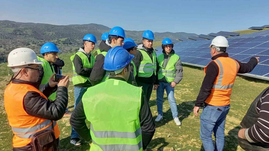 Aydın'da öğrenciler güneş enerji santralini gezdi