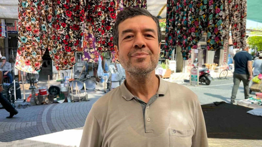 Aydın'da oğul çıkaran arı kolonisi pazar tezgahına kondu