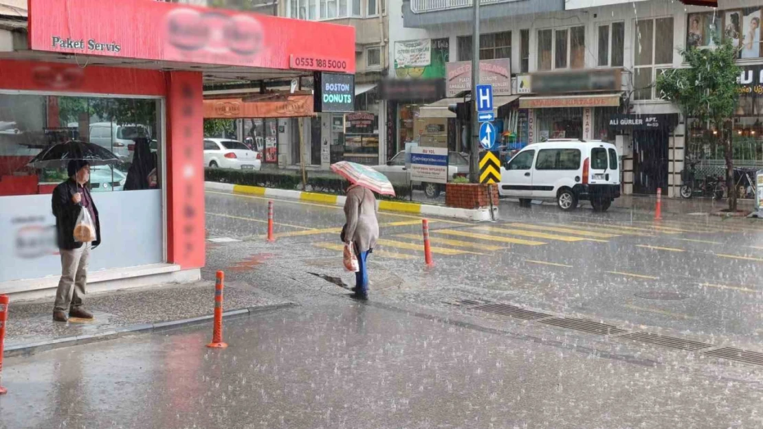 Aydın'da sağanak yağış etkili oluyor