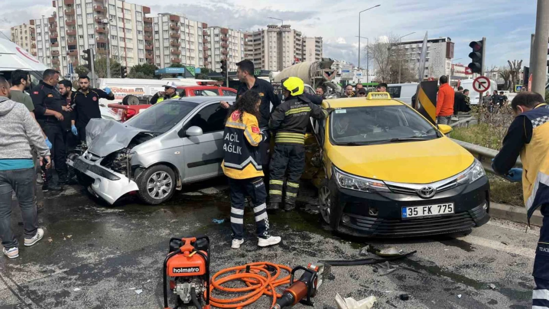 Aydın'da taksi ile otomobil çarpıştı: 2 yaralı