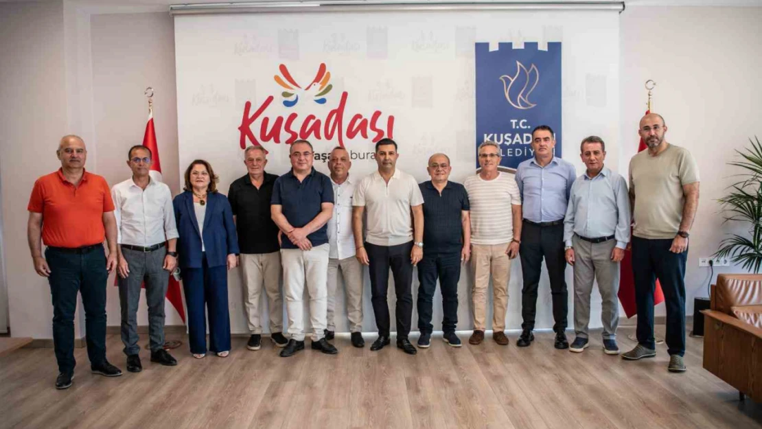 Aydın'daki CHP'li Belediye Başkanları Kuşadası'nda bir araya geldi