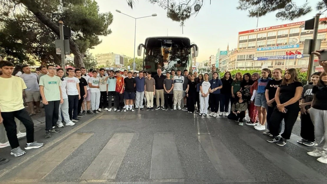 Aydın'dan 64 öğrenci gençlik kamplarına uğurlandı