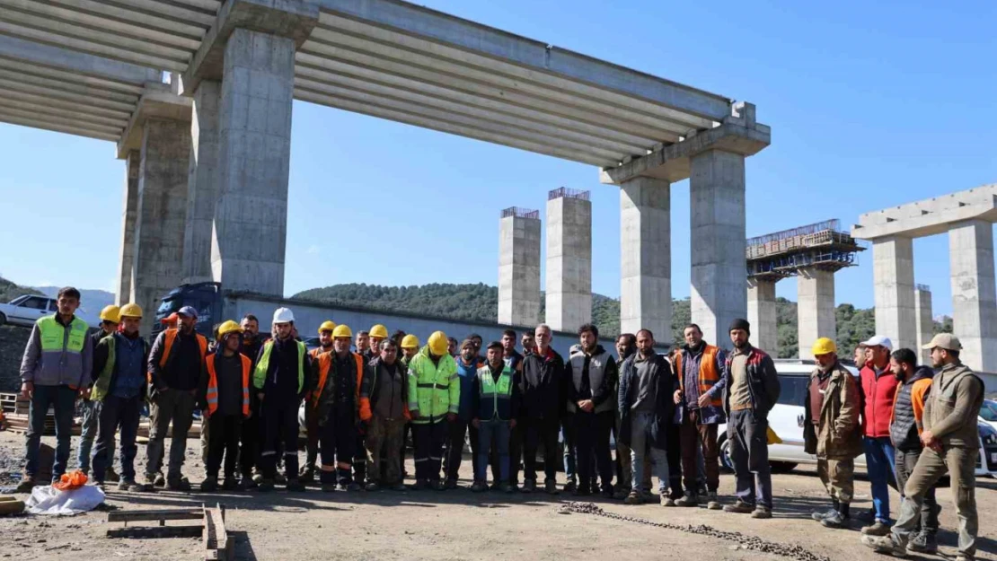 Aydın-Denizli Otoyol inşaatında kule vinçlerin bir kısmı söküm yaparak şantiyeyi terk ediyor