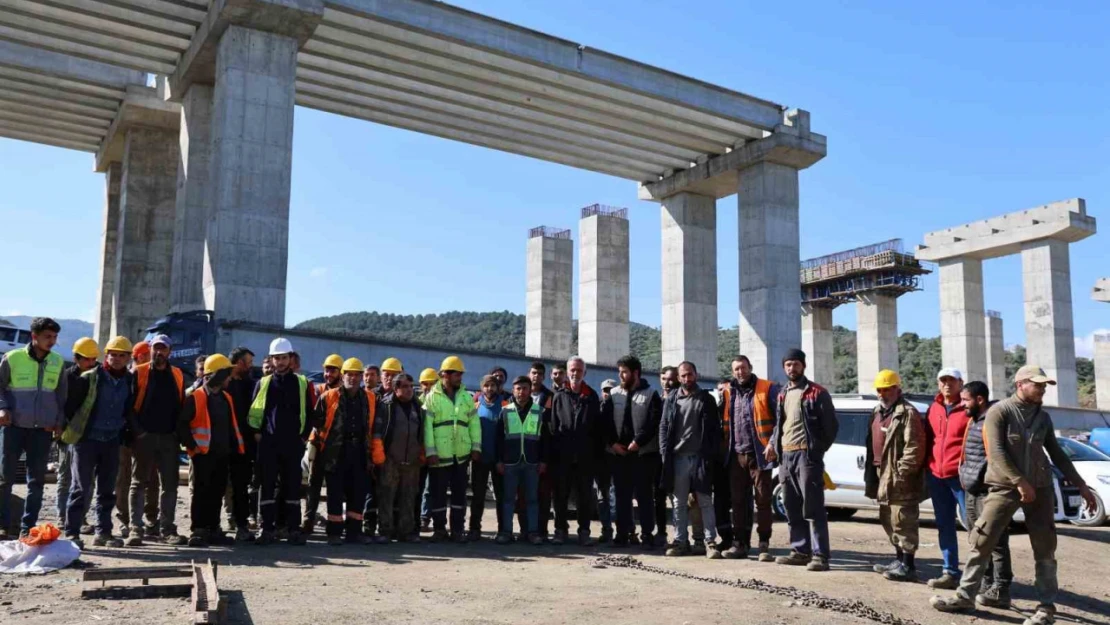 Aydın-Denizli Otoyolu'nda çalışan işçiler, aylardır paralarını alamadıkları gerekçesiyle grev başlattı