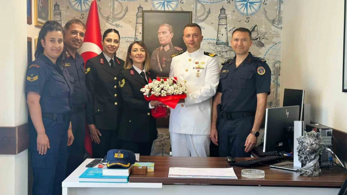 Aydın İl Jandarma Komutanlığı'ndan 'çiçekli' kutlama