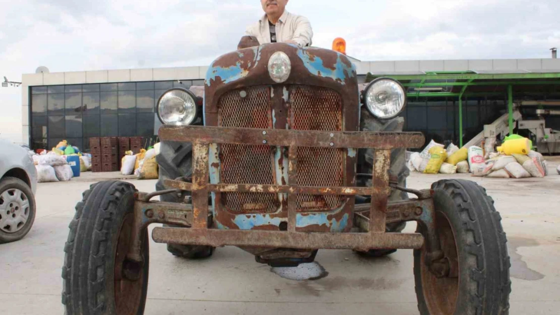 Aydınlı fabrikatör, parasızlıktan değil hatırasından dolayı 66 yıllık traktörü kullanıyor