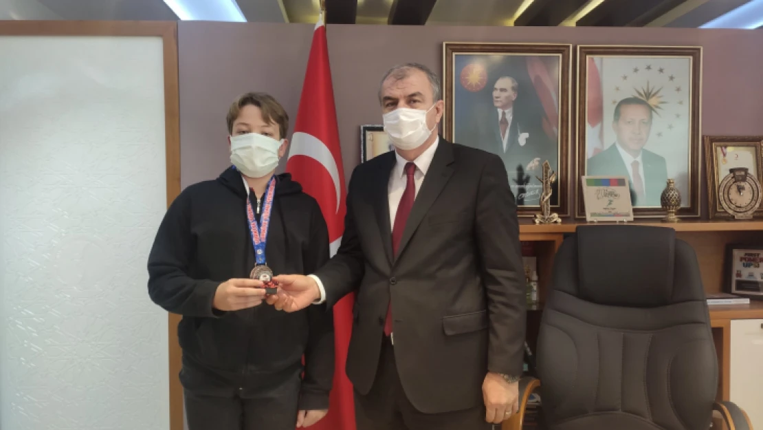 Aydınlı öğrenciden yüzmede Türkiye üçüncülüğü