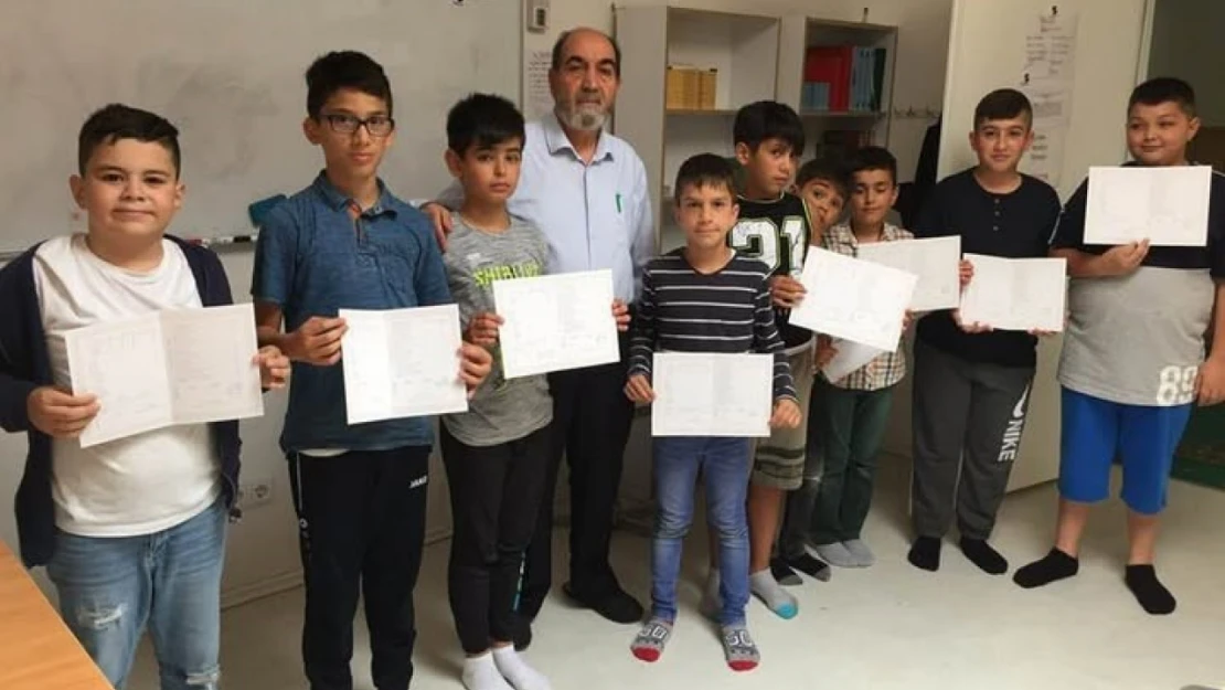 Aydınlı Zeki Hoca, emekli olduktan sonra hayatını Almanya'daki gençlere adadı