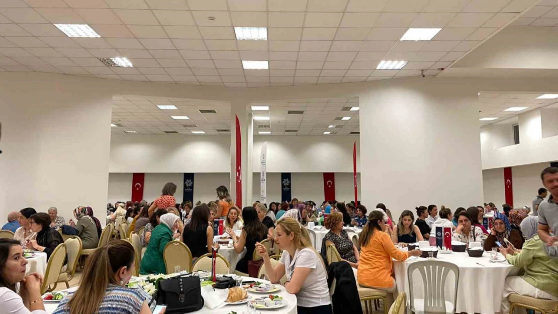 Aydınlılar Anneler Günü'nü Büyükşehir Belediyesi ile birlikte kutladı