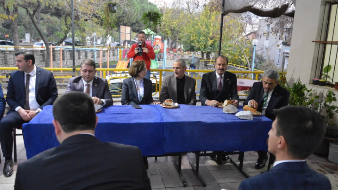 AYKERDER'den MHP heyetine hamsi-ekmek ikramı