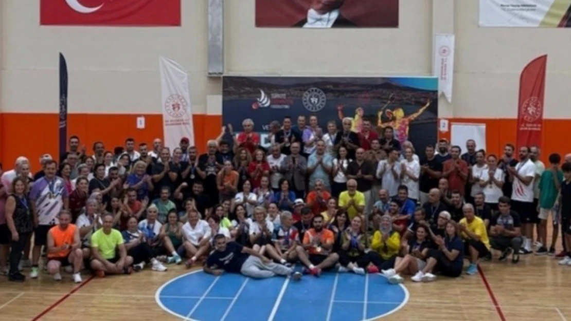 Badminton Veteranlar Türkiye Şampiyonası Kuşadası'nda tamamlandı