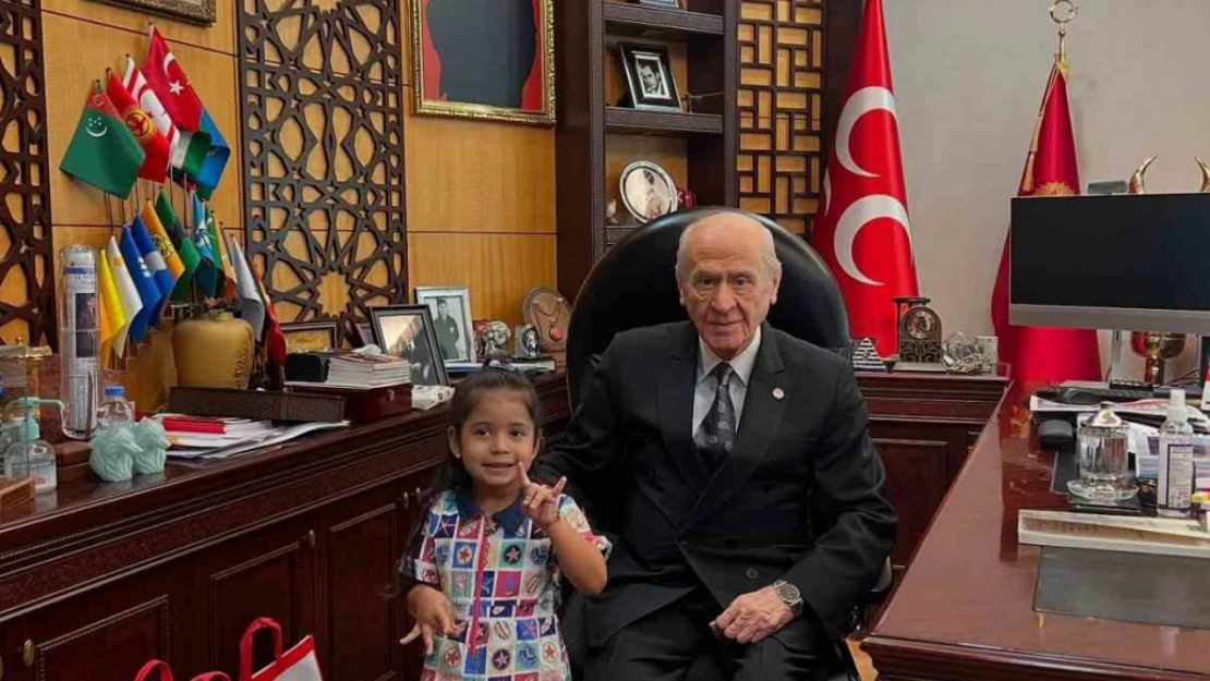 Bahçeli hayranı Minik Hilal, Devlet Dedesi'nin elini öptü