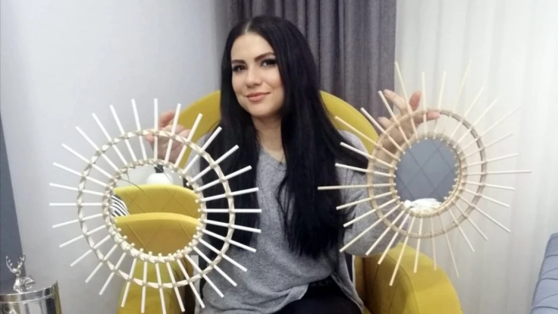 Bambu çubukları ve hasırla tasarladığı aynalar, yoğun talep görüyor