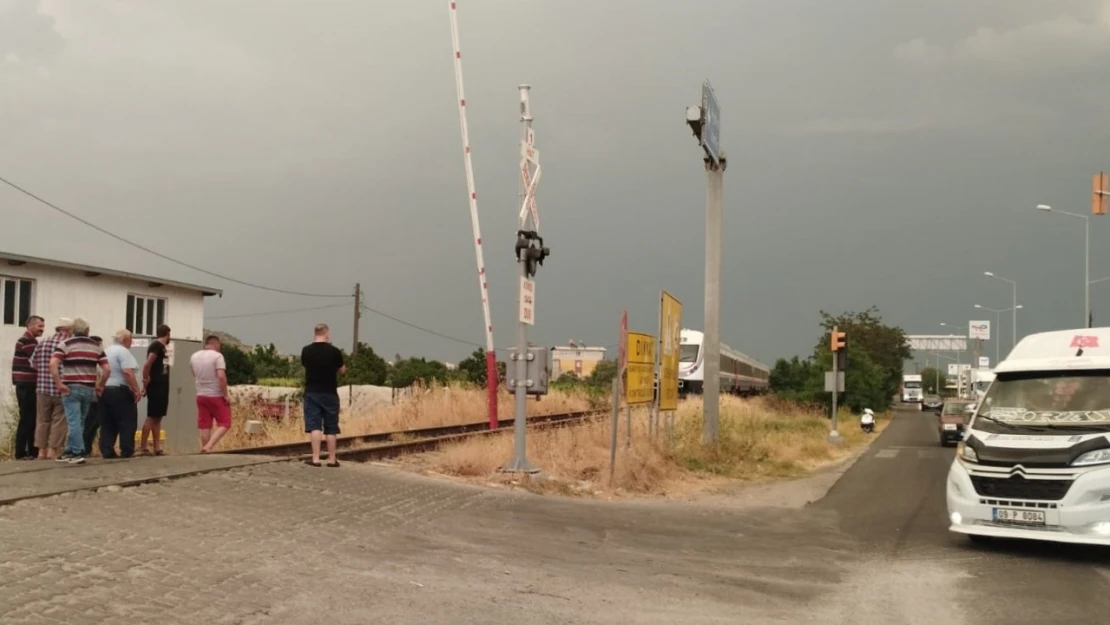 Bariyer kapalıyken karşıya geçmeye çalışan 2 kişiye tren çarptı: 1 ölü, 1 yaralı