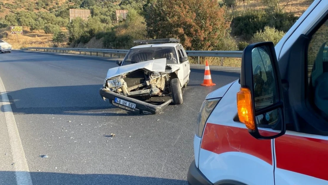 Bariyerlere çarpan otomobilin sürücüsü yaralandı