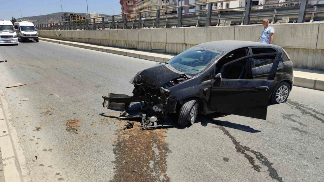 Bariyerlere çarparak duran otomobilin sürücüsü kayıplara karıştı