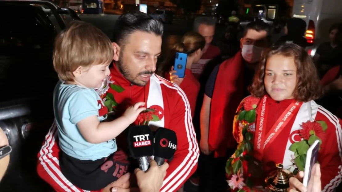 Başarılı boksöre Nazilli'de coşkulu karşılama