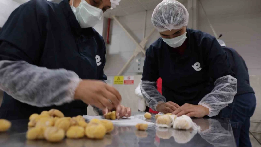 Başkan Atay'ın kurduğu 'Kadın Emeği Tarımsal Ürün Fabrikası'nın ürünleri sofraları süslemeye devam ediyor