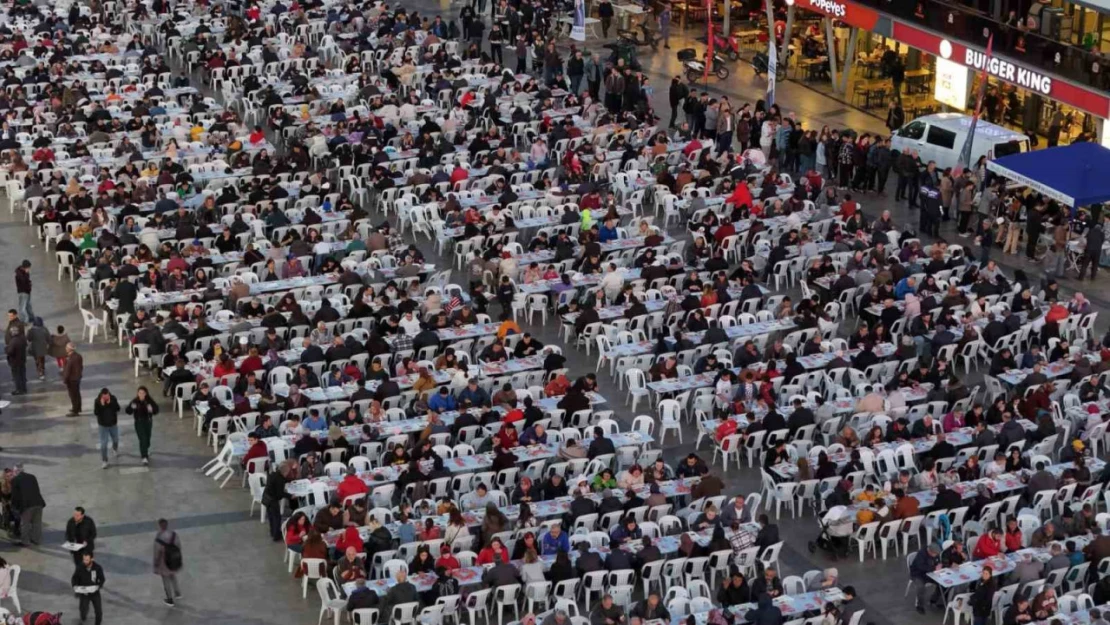 Başkan Çerçioğlu Atatürk Kent Meydanı'ndaki iftarda vatandaşlarla bir araya geldi