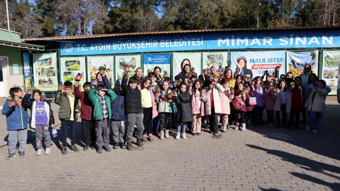 Başkan Çerçioğlu Aydınlı öğrencilere doğa sevgisini öğretiyor