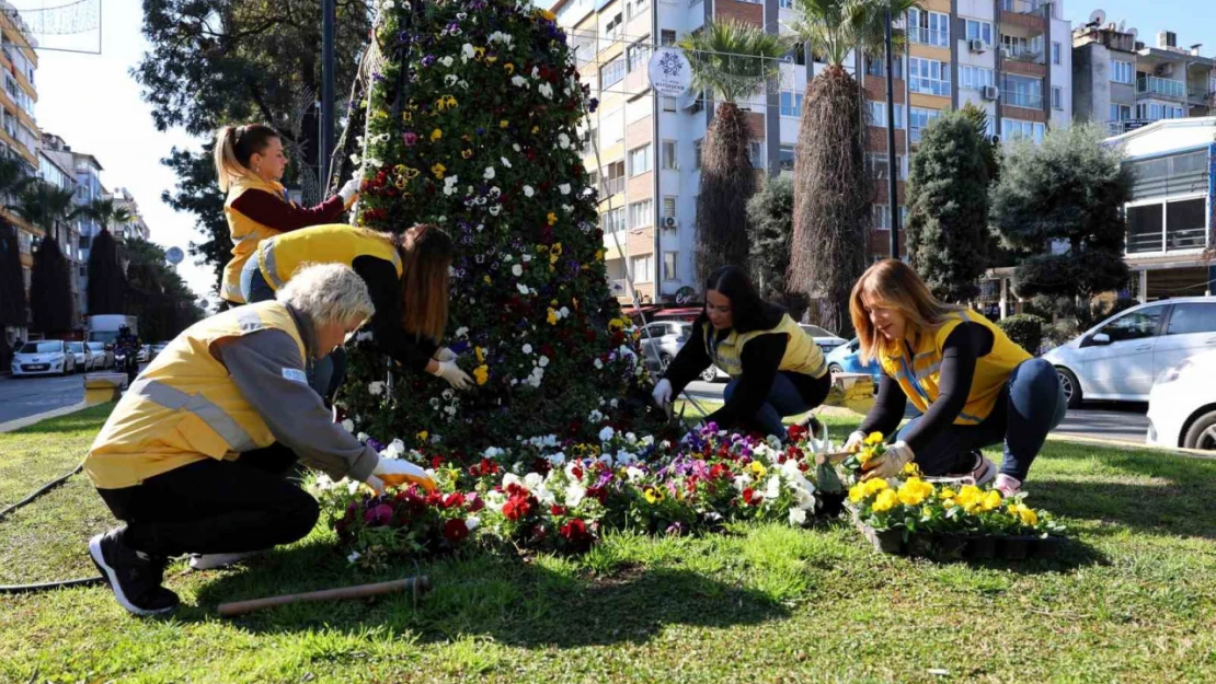 Başkan Çerçioğlu kadınlar ile ele ele veriyor, Aydın rengarenk çiçekler ile süsleniyor