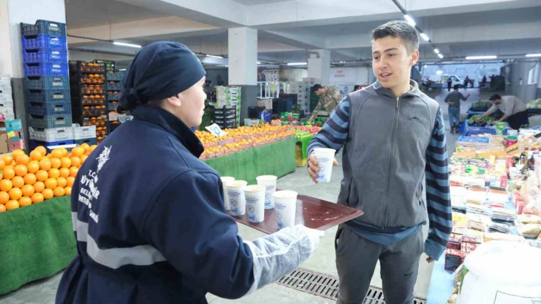 Başkan Çerçioğlu'nun vatandaş ve pazarcı esnafına sıcak çorba ikramı sürüyor