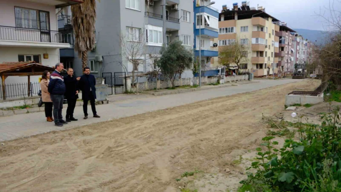 Başkan Doğanca, parke döşeme çalışmalarını yerinde inceledi