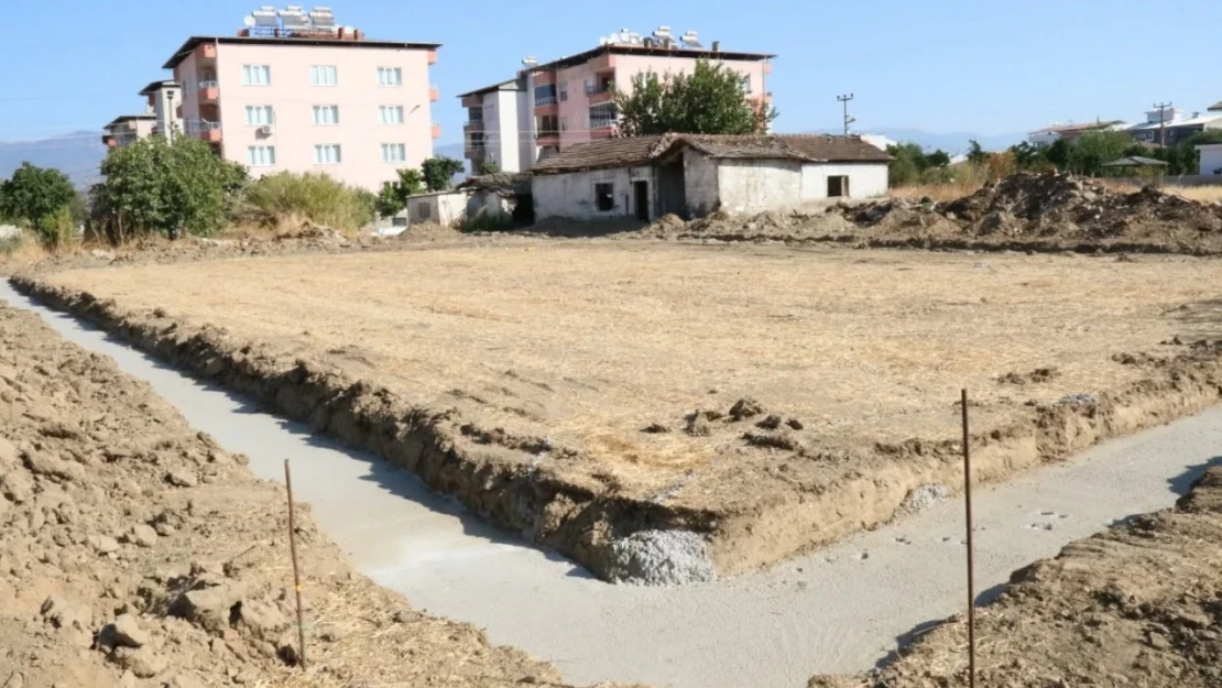 Başkan Ercan, halı saha yapımına başladıklarını duyurdu