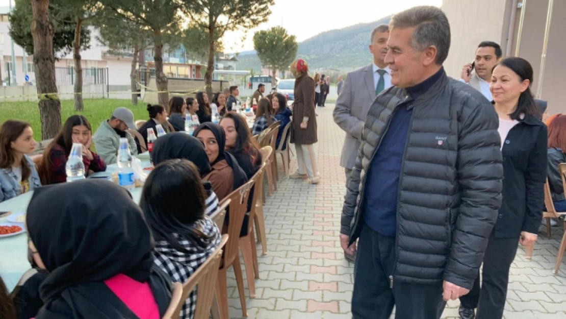 Başkan Erol öğrencilerle iftarda buluştu