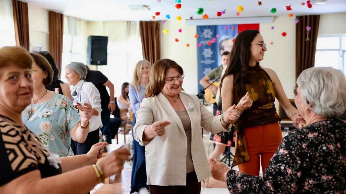 Başkan Gençay: 'Annelerimizin yüzü hep gülsün'