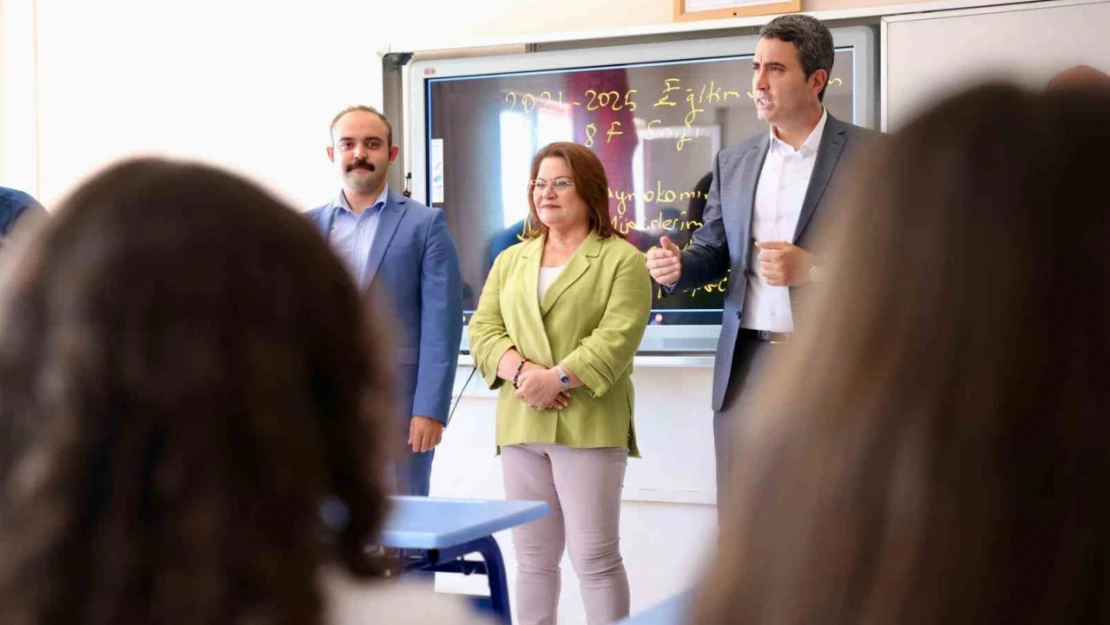 Başkan Gençay, öğrencilerin karne sevincine ortak oldu