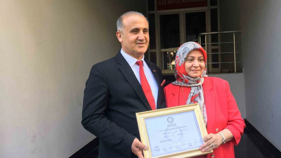 Başkan Kaya mazbatasını aldı