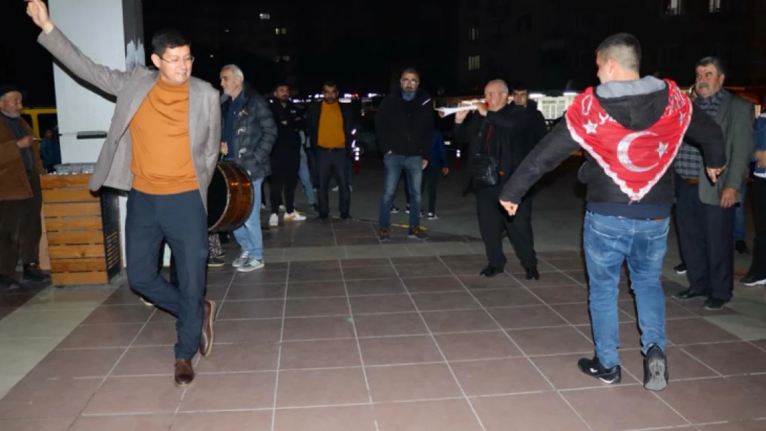 Başkan Özcan asker uğurlama töreninde zeybek oynadı