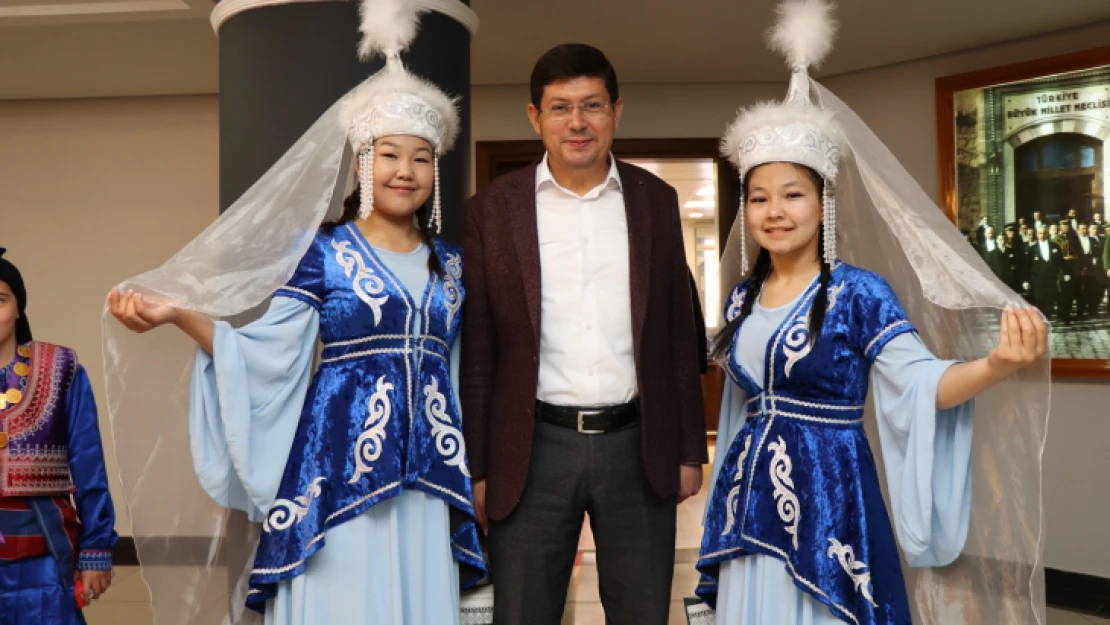 Başkan Özcan dünya çocuklarını makamında ağırladı