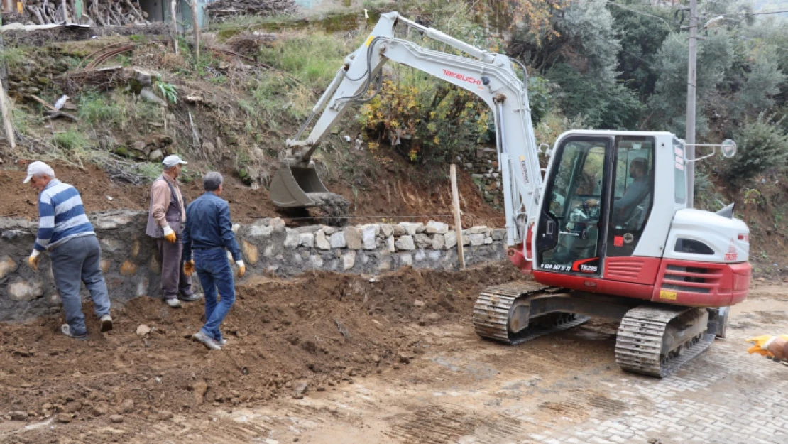 Başkan Özcan, Işıklar Mahallesi'nde incelemelerde bulundu
