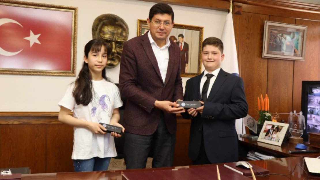 Başkan Özcan, makam koltuğunu çocuklara devretti