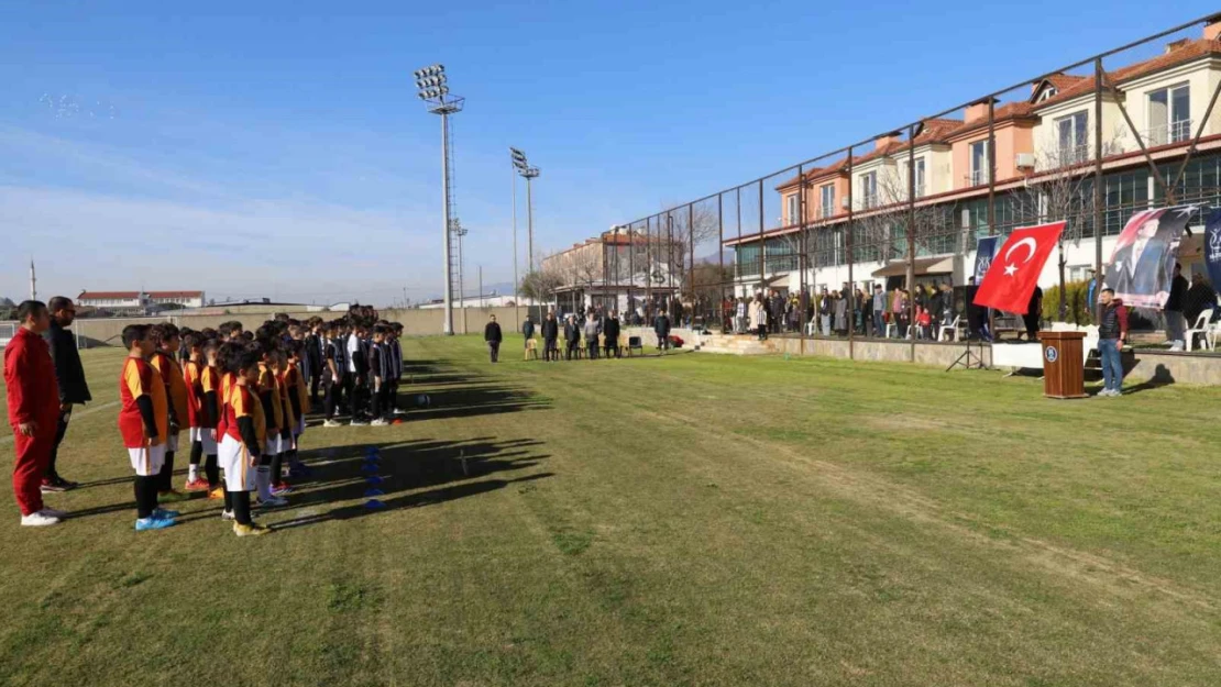 Başkan Tetik 2025 Sömestr Cup Futbol Şenliği'nde sporcularla buluştu