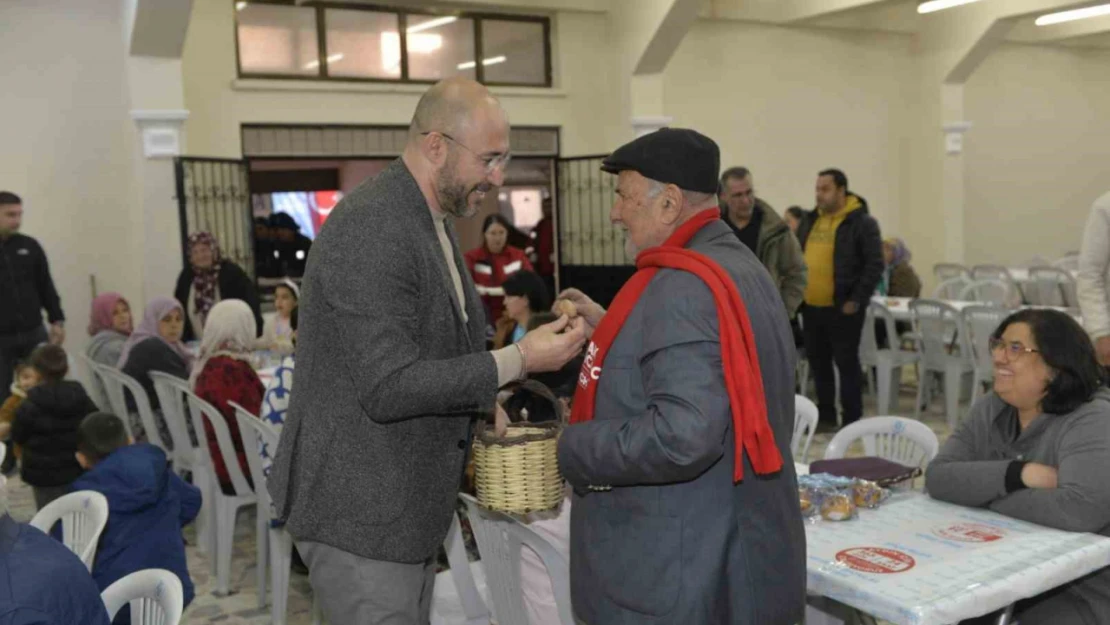 Başkan Zencirci iftarda vatandaşlara incir ikramında bulundu